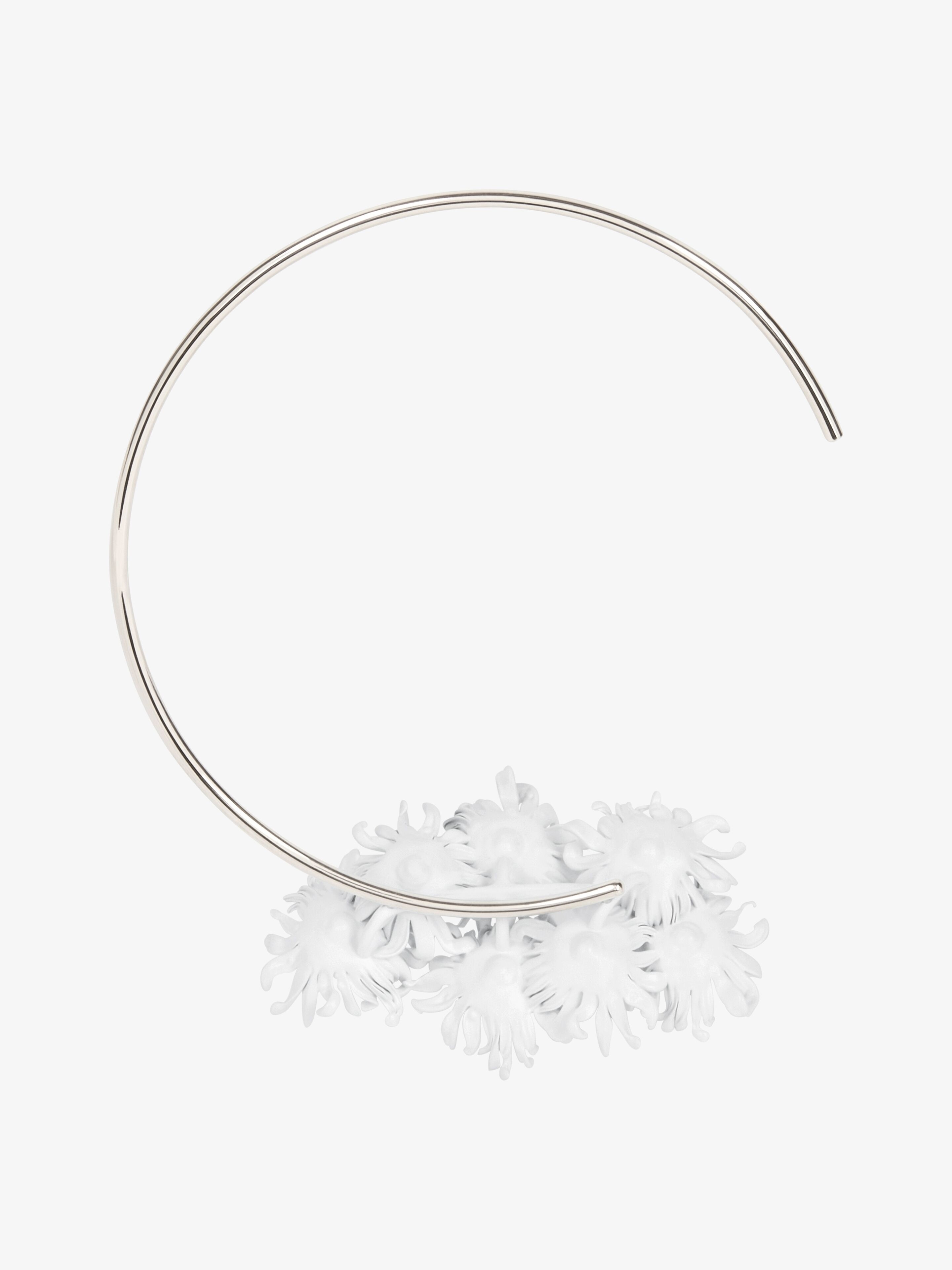 DAISY TORQUE NECKLACE IN METAL AND ENAMEL WITH CRYSTALS - 4