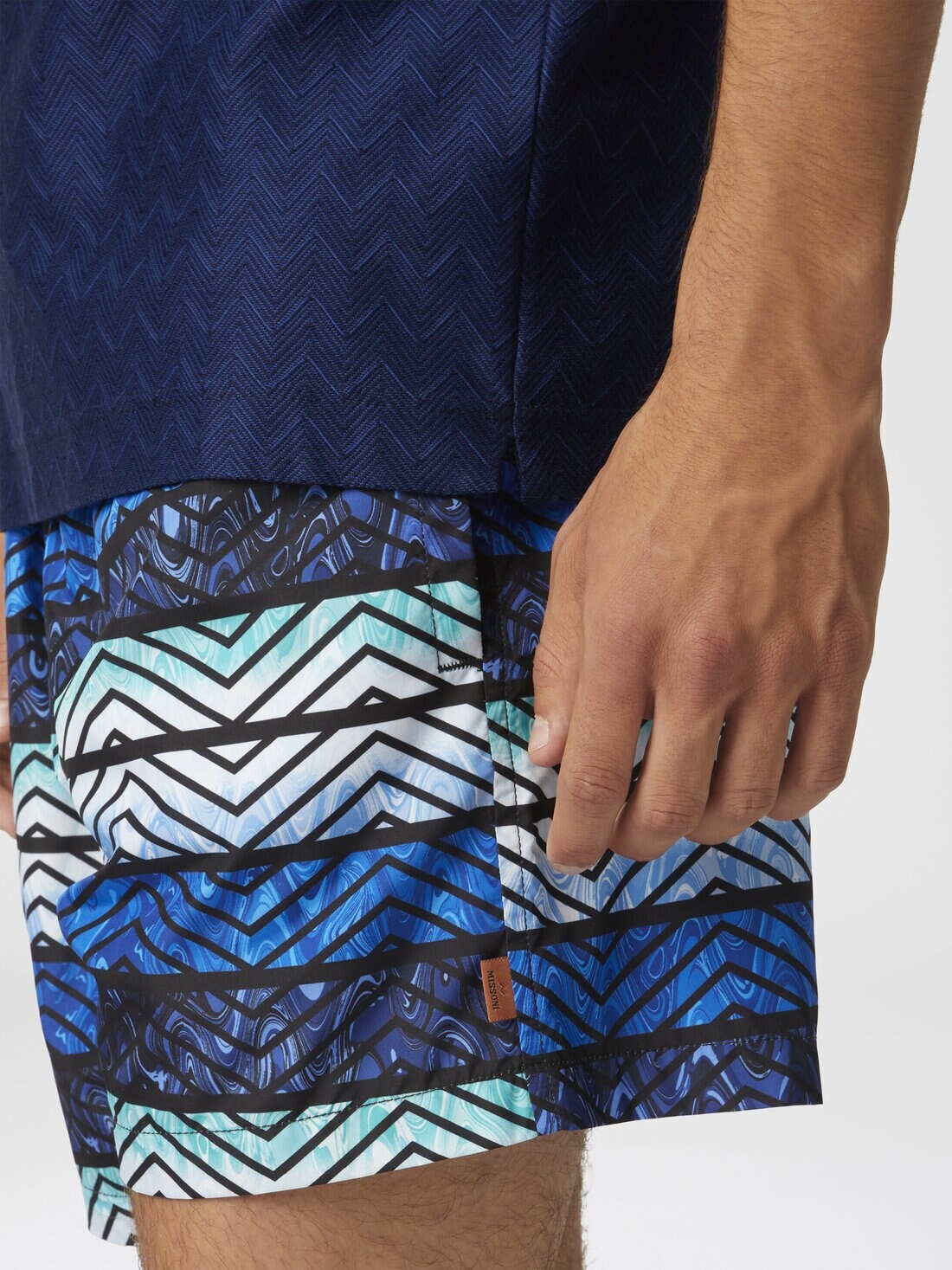 Zigzag print swim trunks with stripes and dégradé - 5