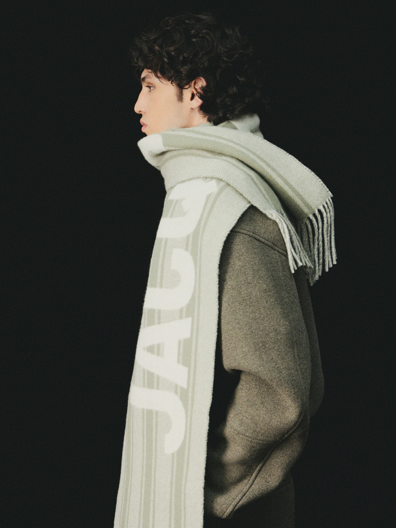 JACQUEMUS The Jacquemus scarf outlook