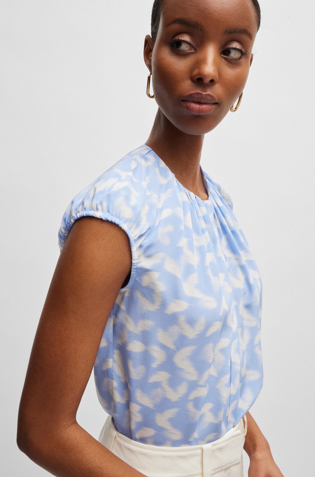 COLLARLESS CAP-SLEEVE BLOUSE IN PRINTED SILK - 6