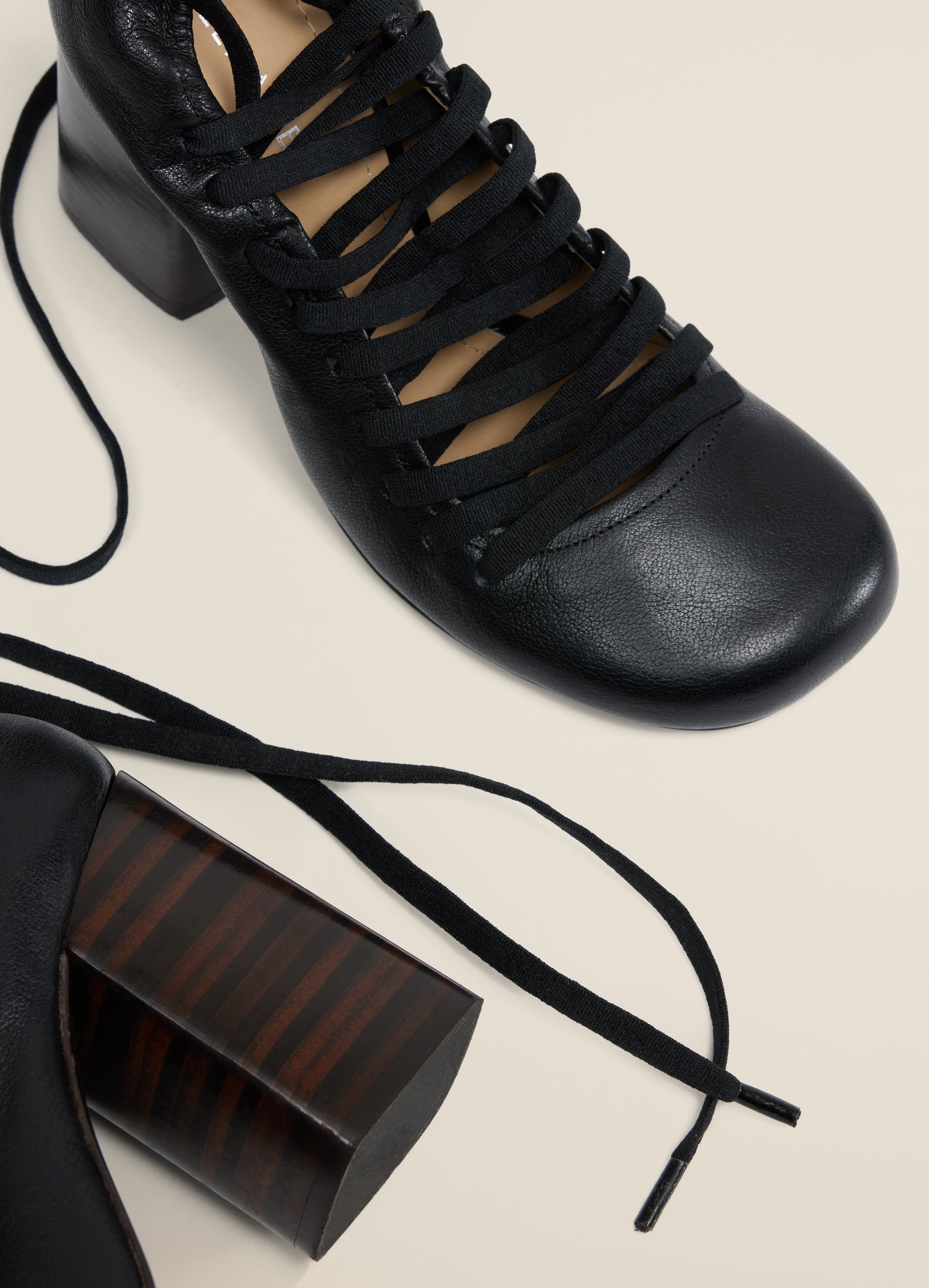 LACED PUMP 90 - 2