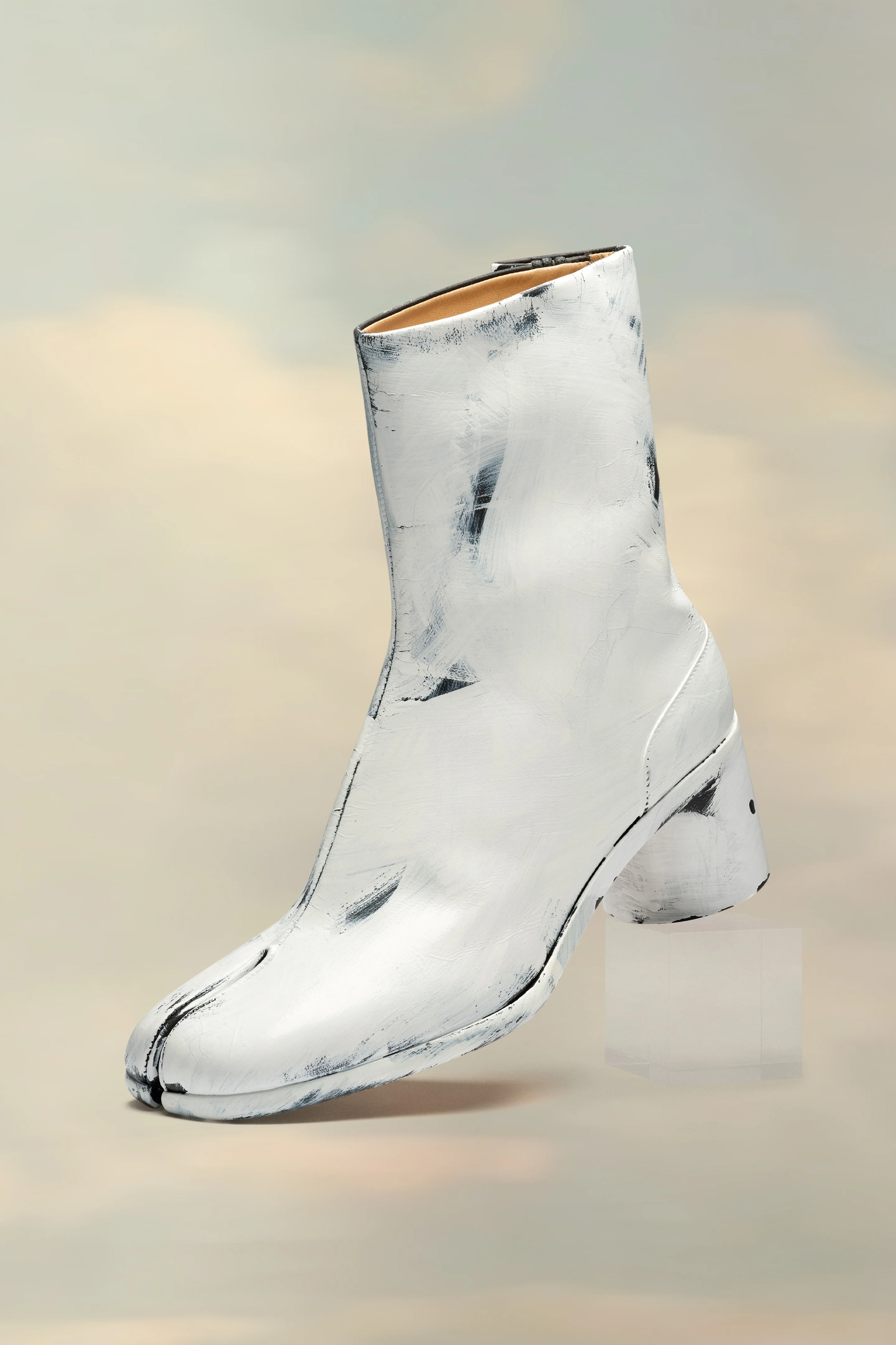 Maison Margiela Tabi boots 白　ビアンケット加工 Maison Margiela Tabi Bianchetto Boots | REVERSIBLE