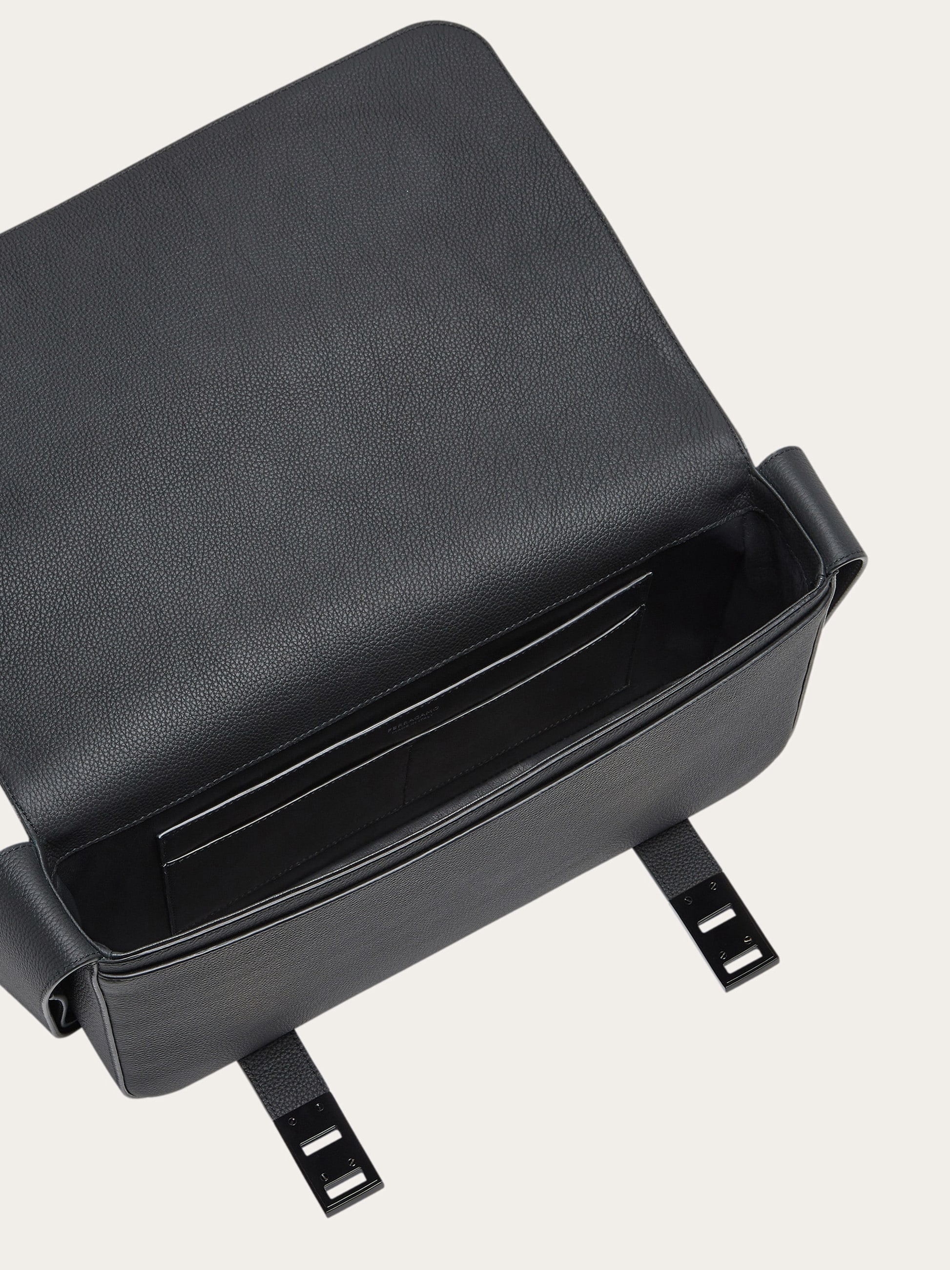 24PF new/FERRAGAMO ダブルガンチーノスリムポーチ Bag Black フェラガモ ショルダーバッグ/スマホショルダー/ミニバッグ