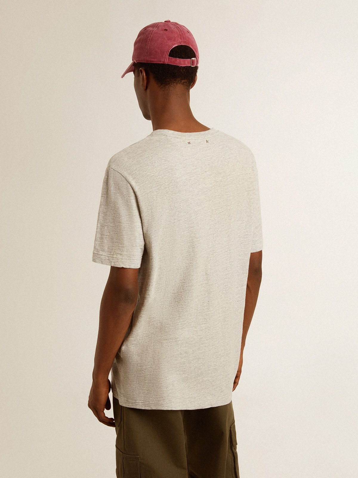 Men's gray cotton T-shirt with vintage print on the front - 5