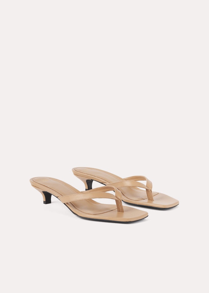 The flip-flop heel sand dune - 3