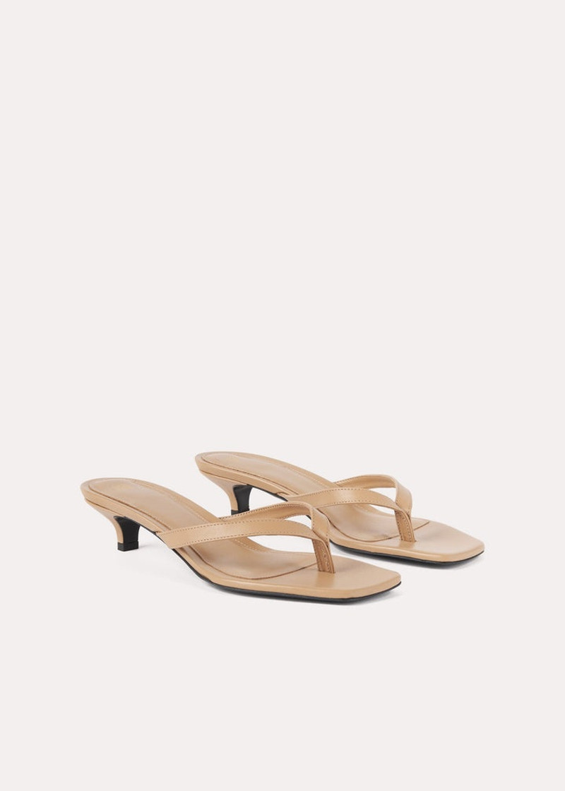 The flip-flop heel sand dune 3