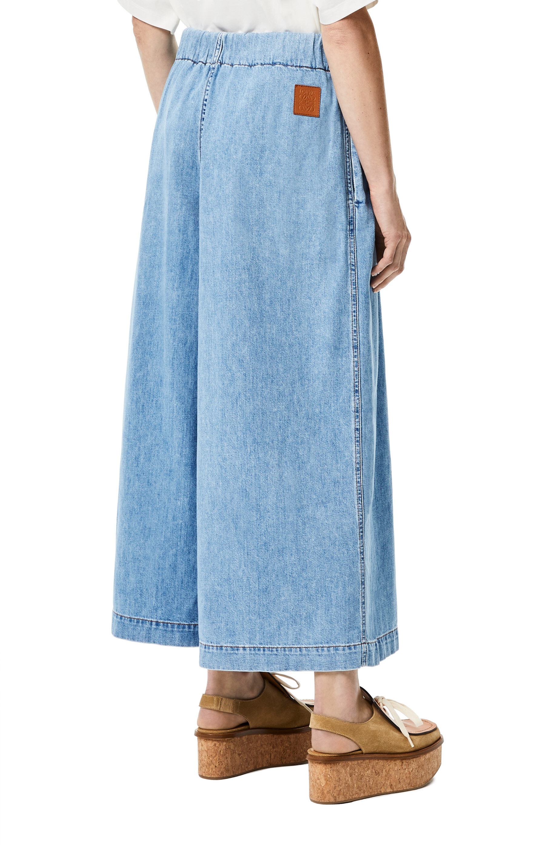 Cropped belted jeans in stone washed denim - 4