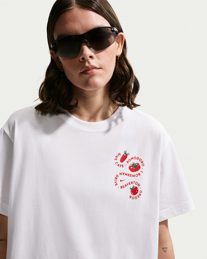 Nike Sportswear Classic Women's Oversized T-Shirt 3