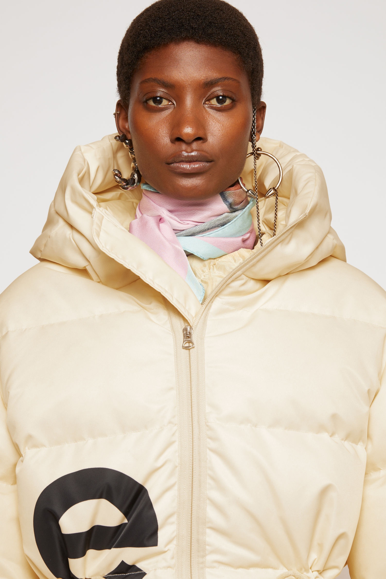 Logo-print puffer coat cream beige - 8