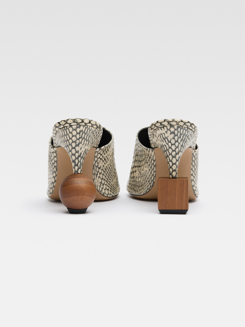 JACQUEMUS The Bisou mules outlook