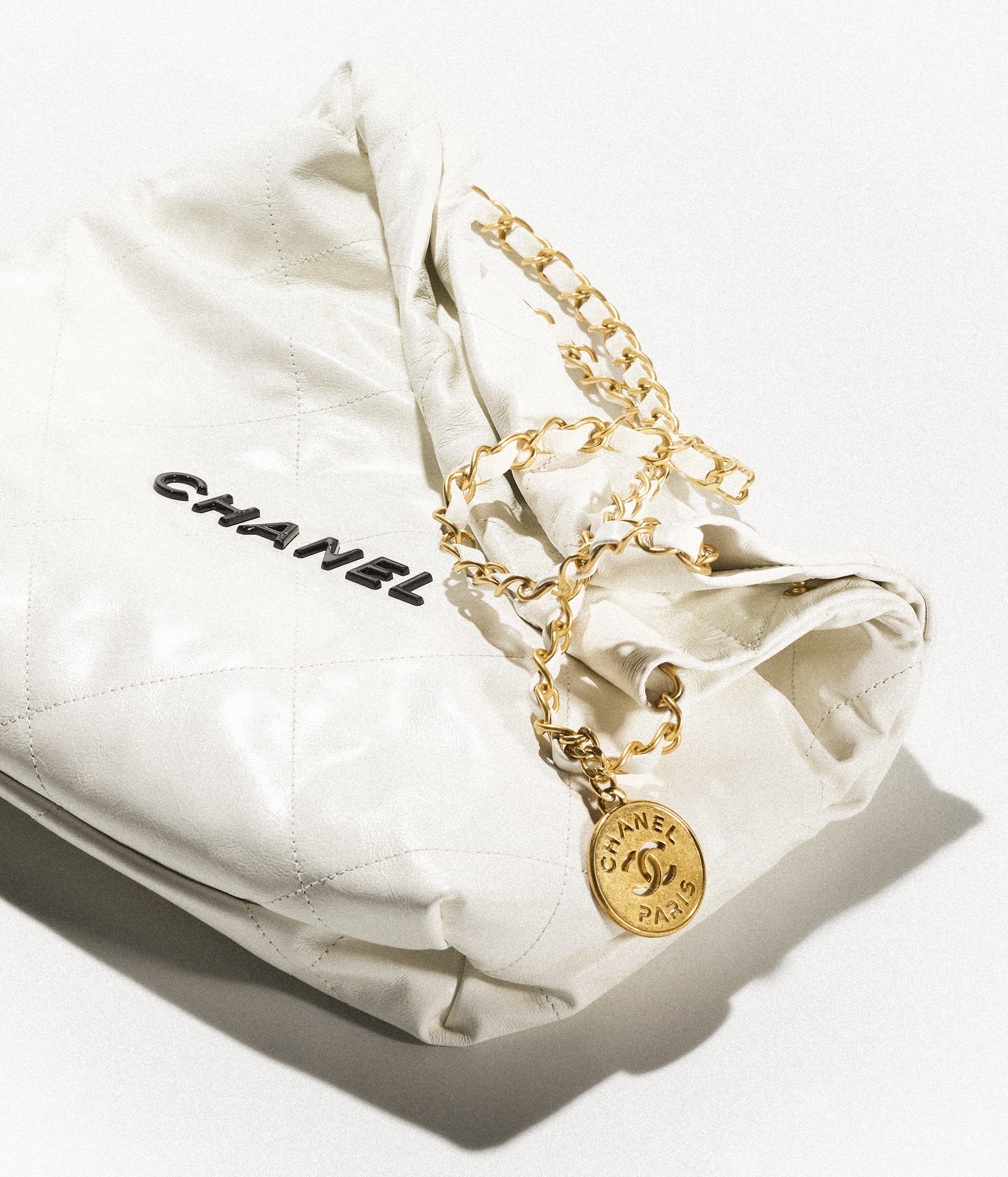 CHANEL 22 Small Handbag - 4