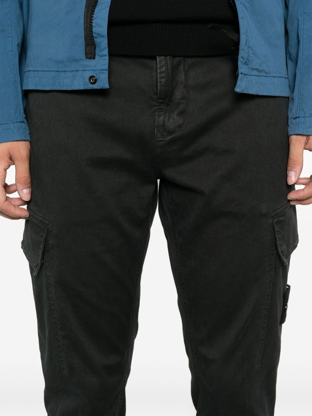 Compass-badge cargo pants - 5