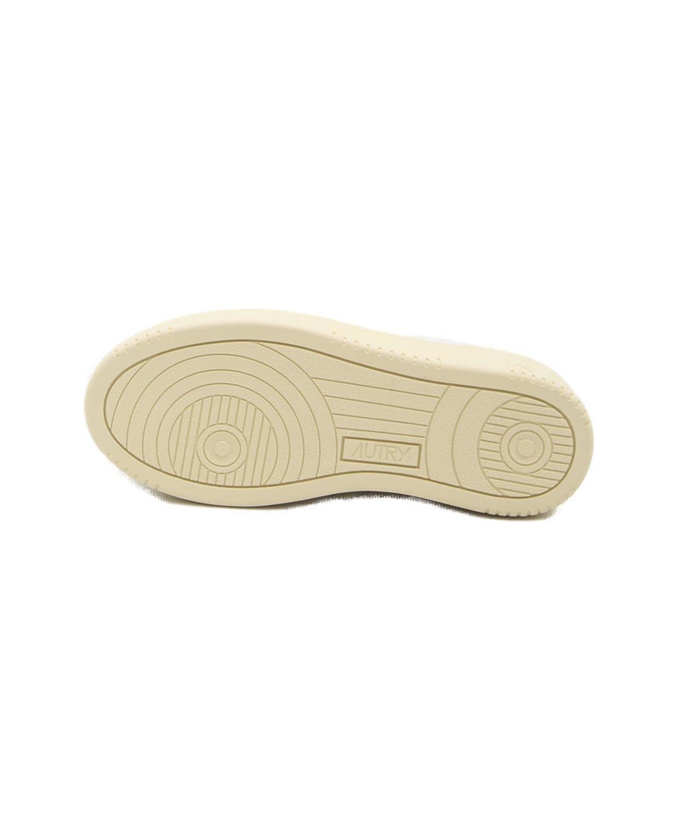 Medalist Logo Embroidered Platform Sneakers - 4