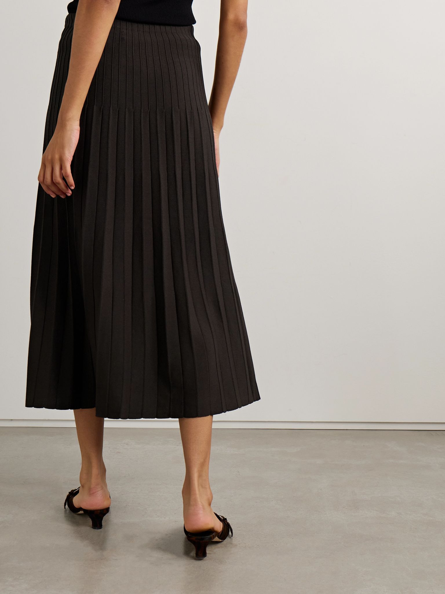 Lena pleated ribbed-knit midi skirt Dark brown - 4