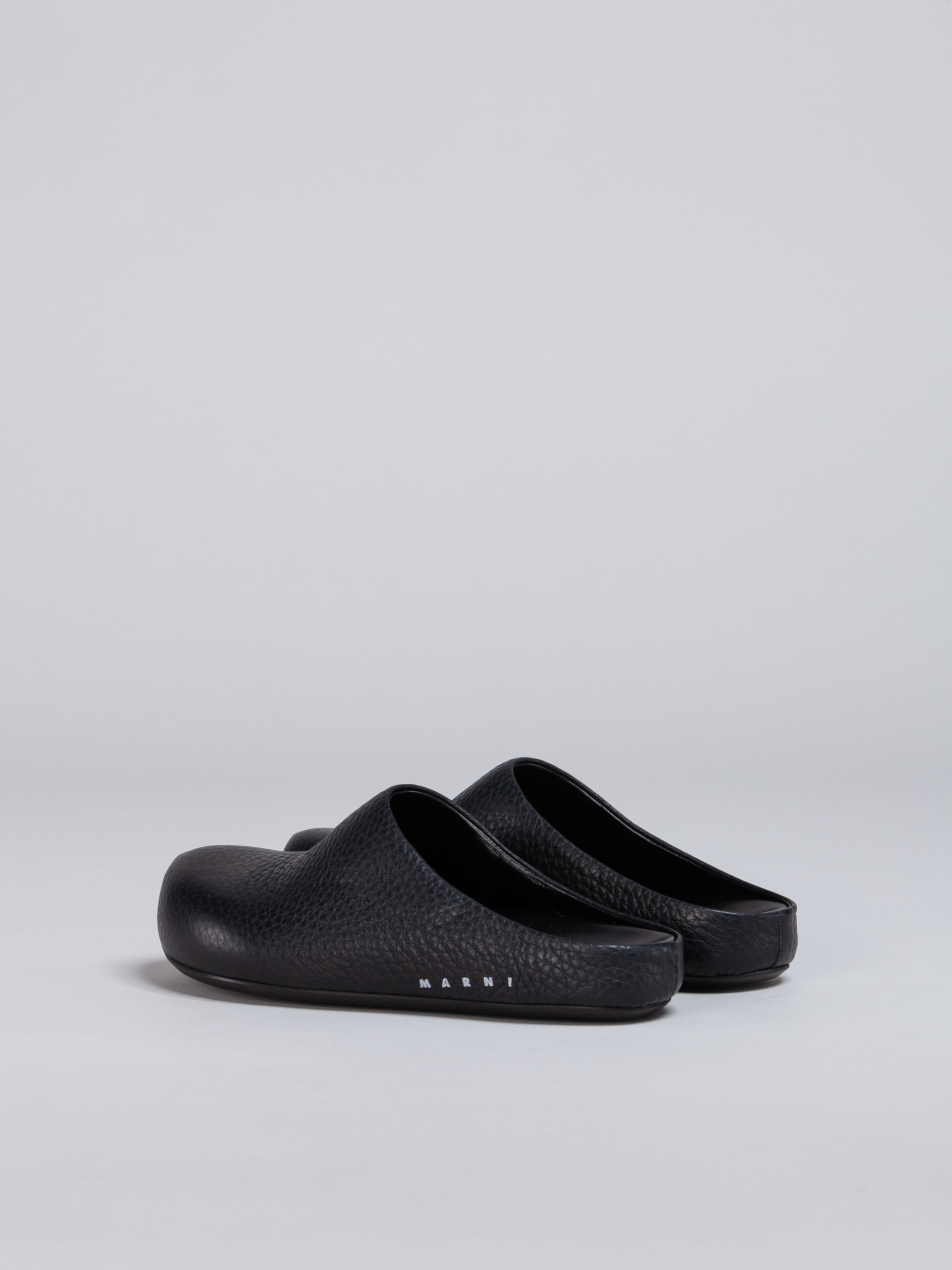 BLACK LEATHER FUSSBETT SABOT - 3