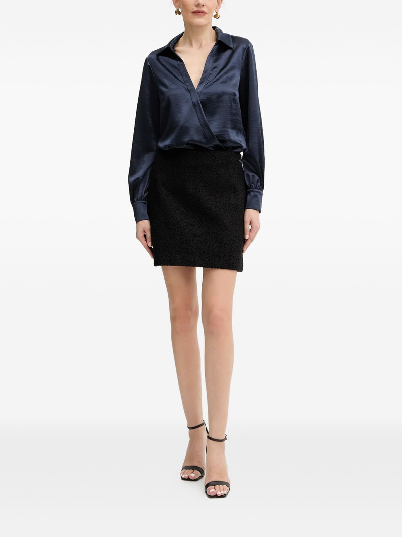 GUESS USA V-neck top outlook