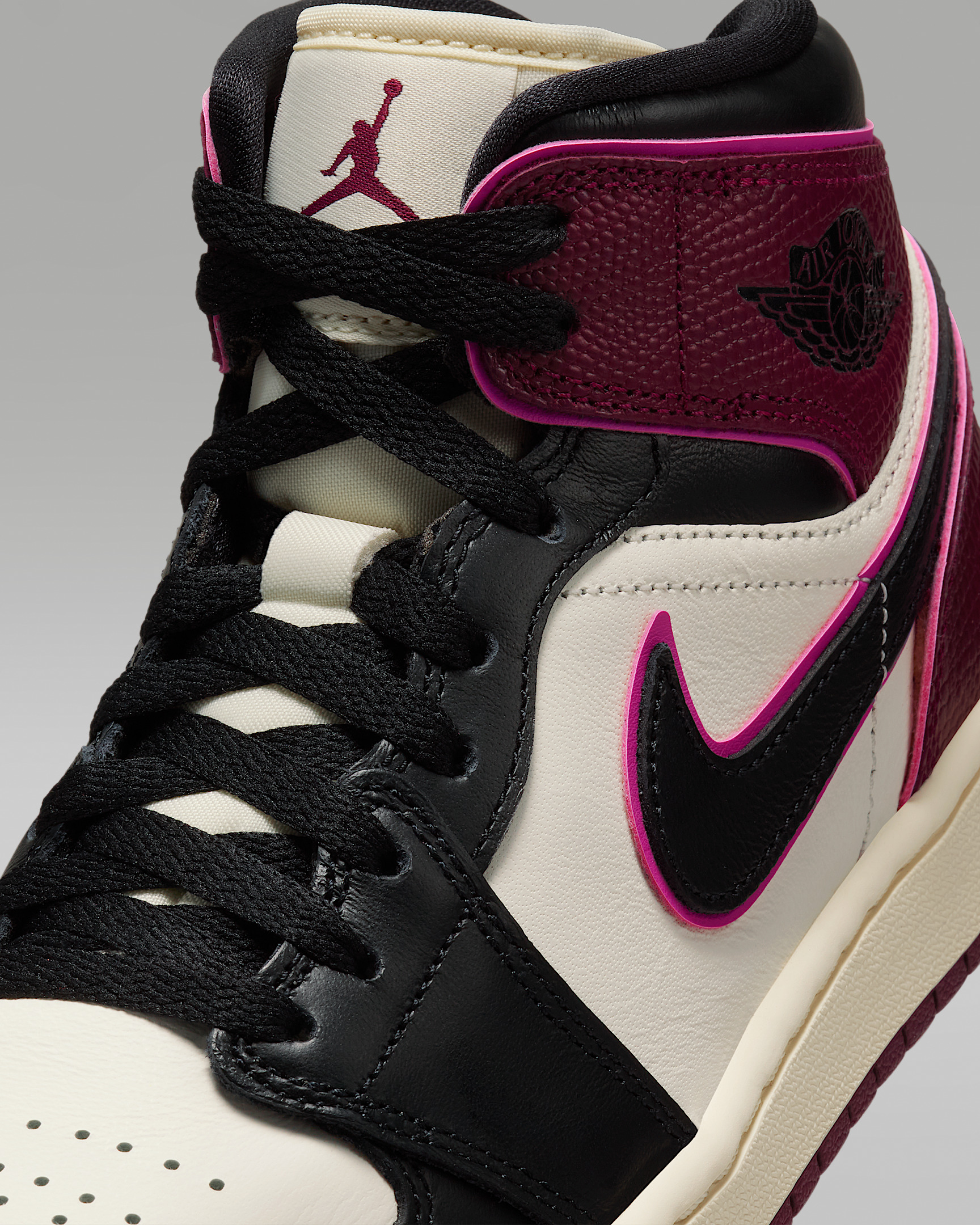 Air Jordan 1 Mid SE Women's Shoes - 7