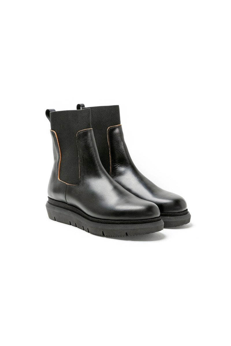 sacai Chelsea Boots outlook