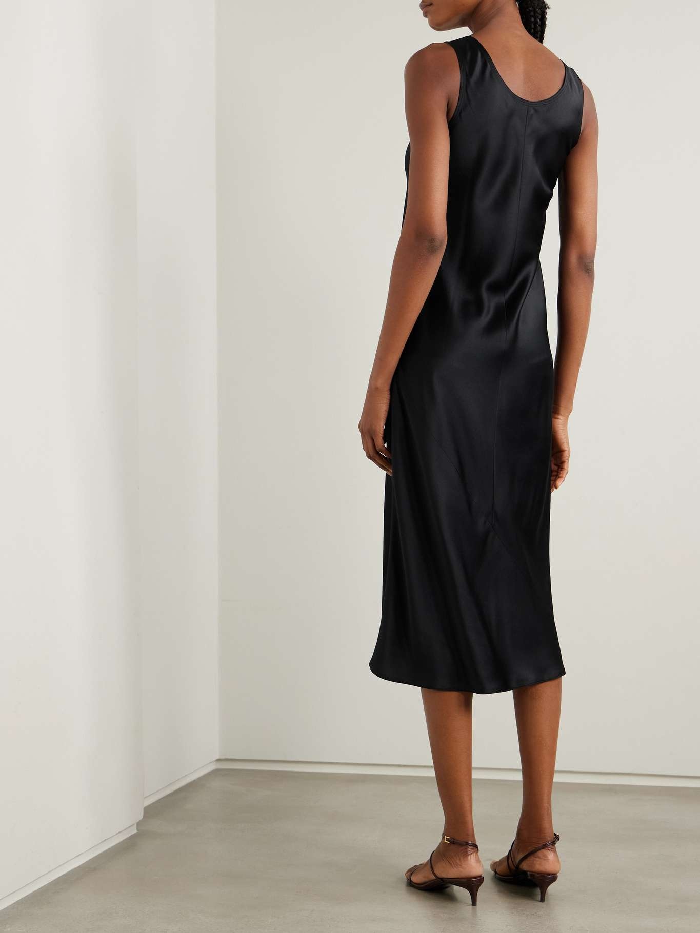 オールインワン・サロペット Max Mara Dark Beige Silk Satin Banjo Dress Banjo silk satin midi dress in beige - Max Mara | Mytheresa