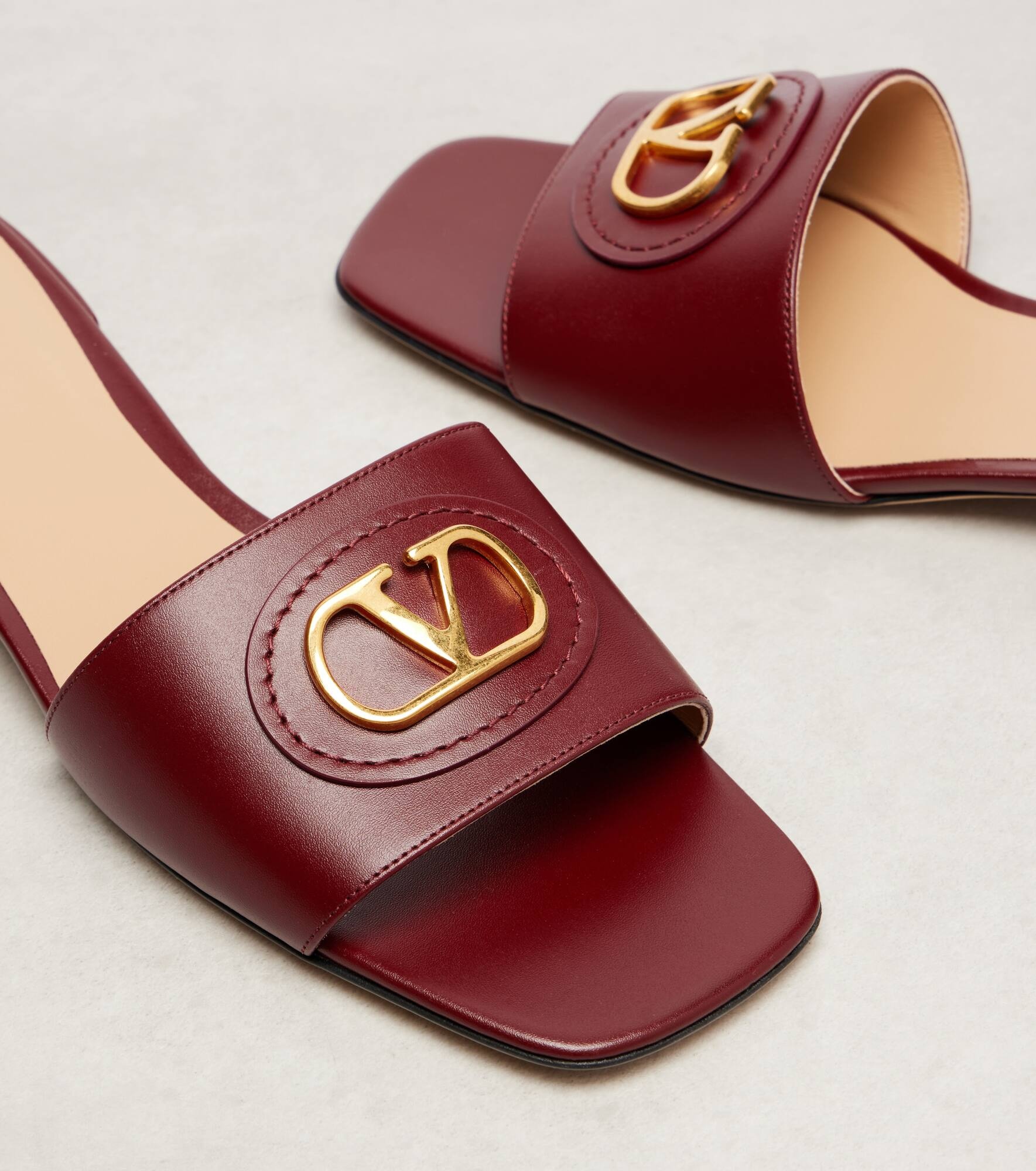 VLogo leather slides - 5