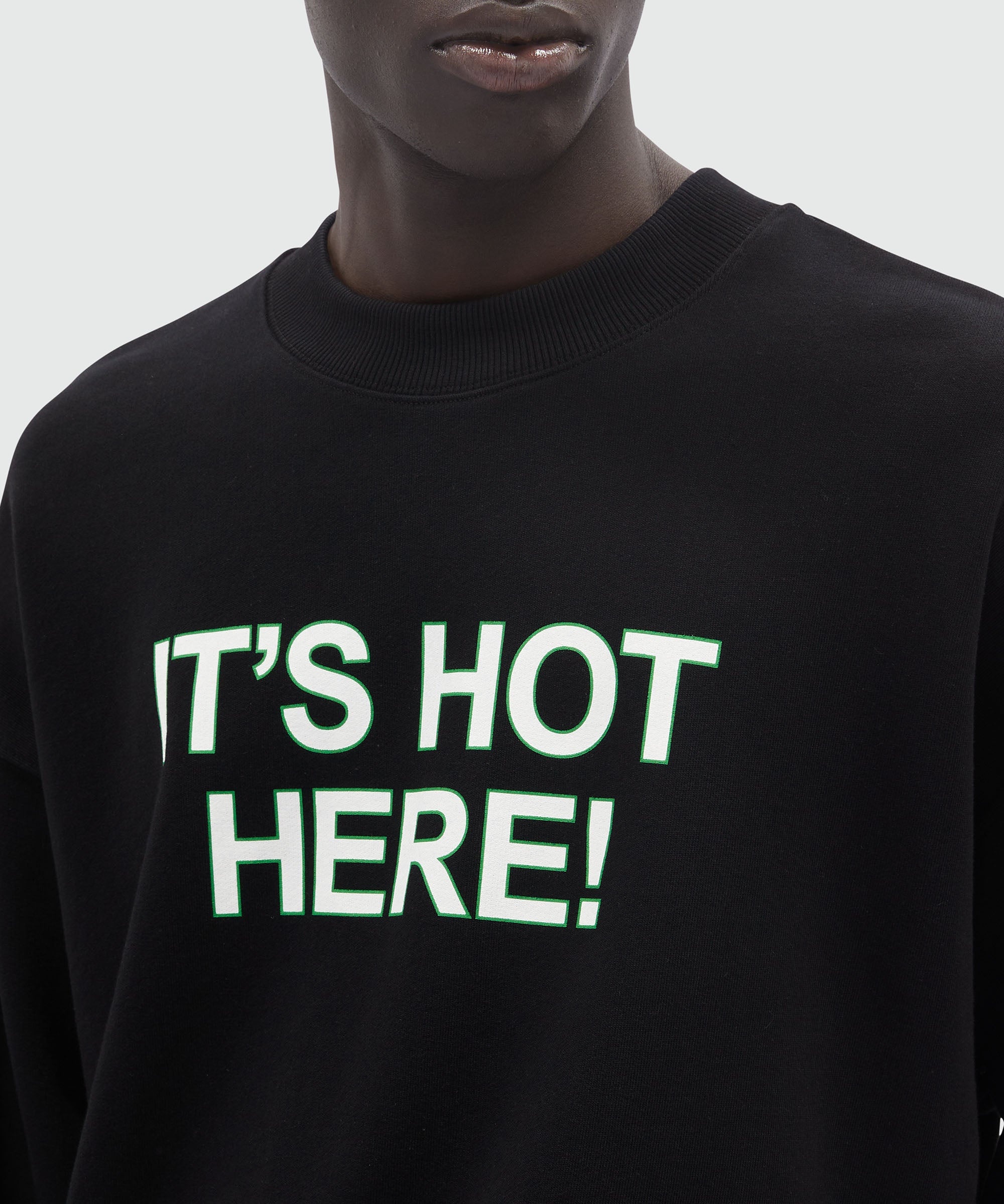 Black organic cotton sweatshirt with quotes "IT'S HOT HERE!" - 5
