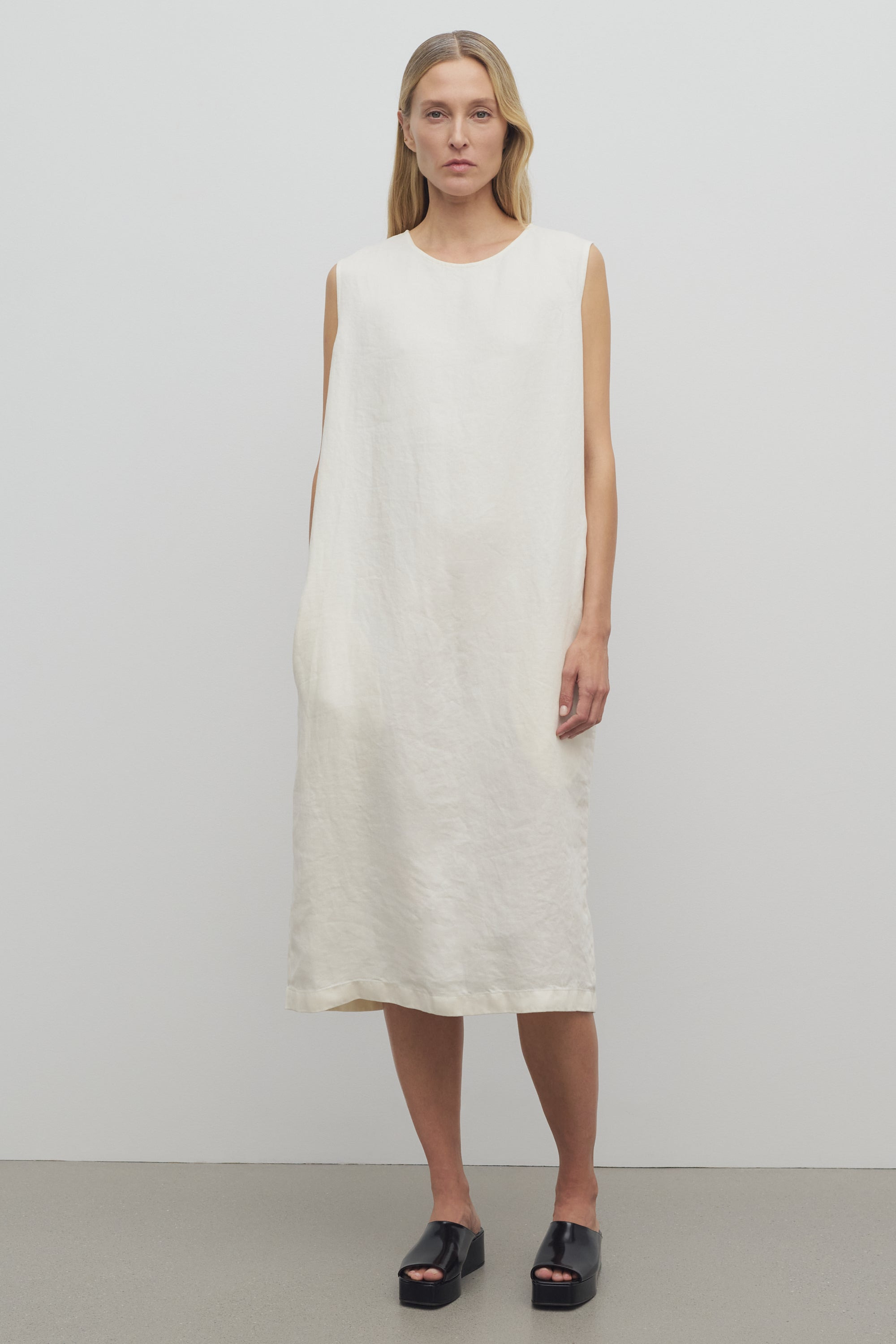 Mirnal Dress in Linen - 3