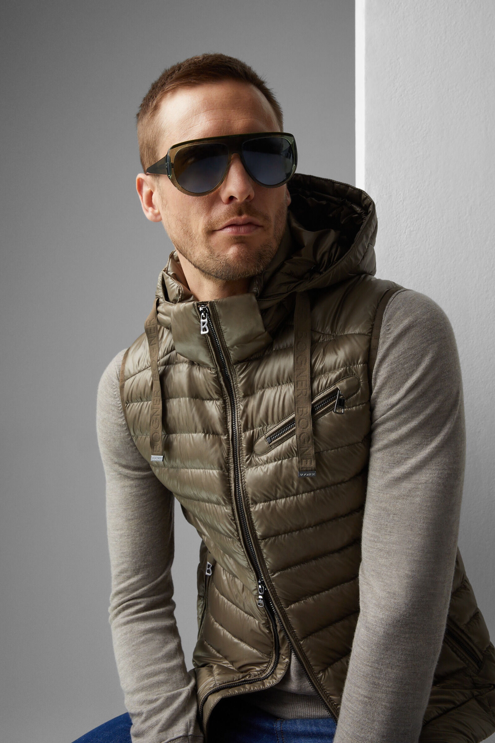 Lonne lightweight down vest in Khaki - 5