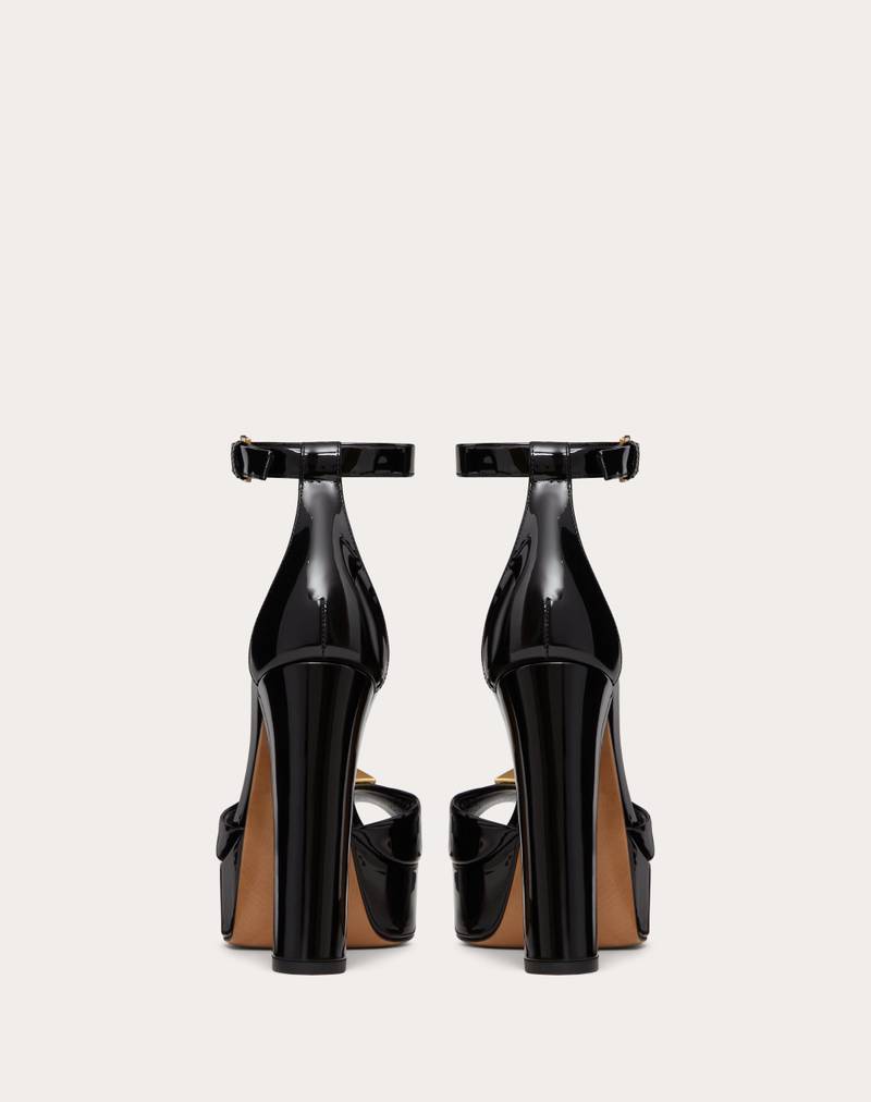 PATENT LEATHER 120 MM에 있는 1개의 STUD 플랫폼과 가진 TOE 펌프를 여십시오 3