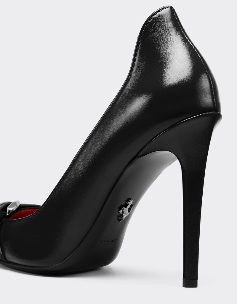 Court shoes in ultra-wet-effect glossy leather 4