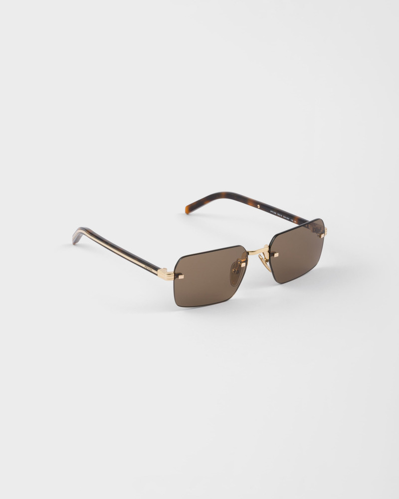 Sunglasses with the iconic metal plaque 3