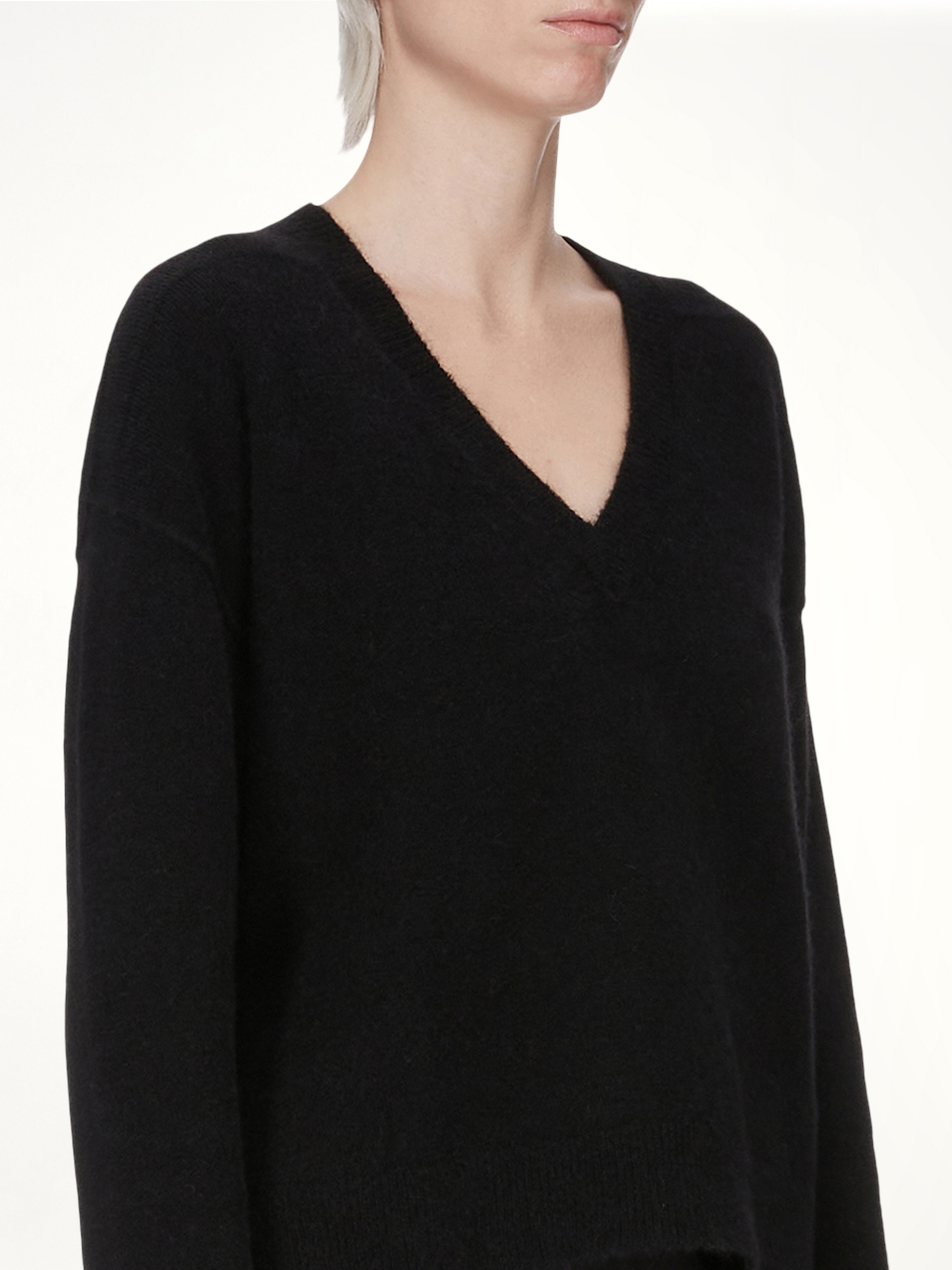 Tommy V Neck in Black - 3