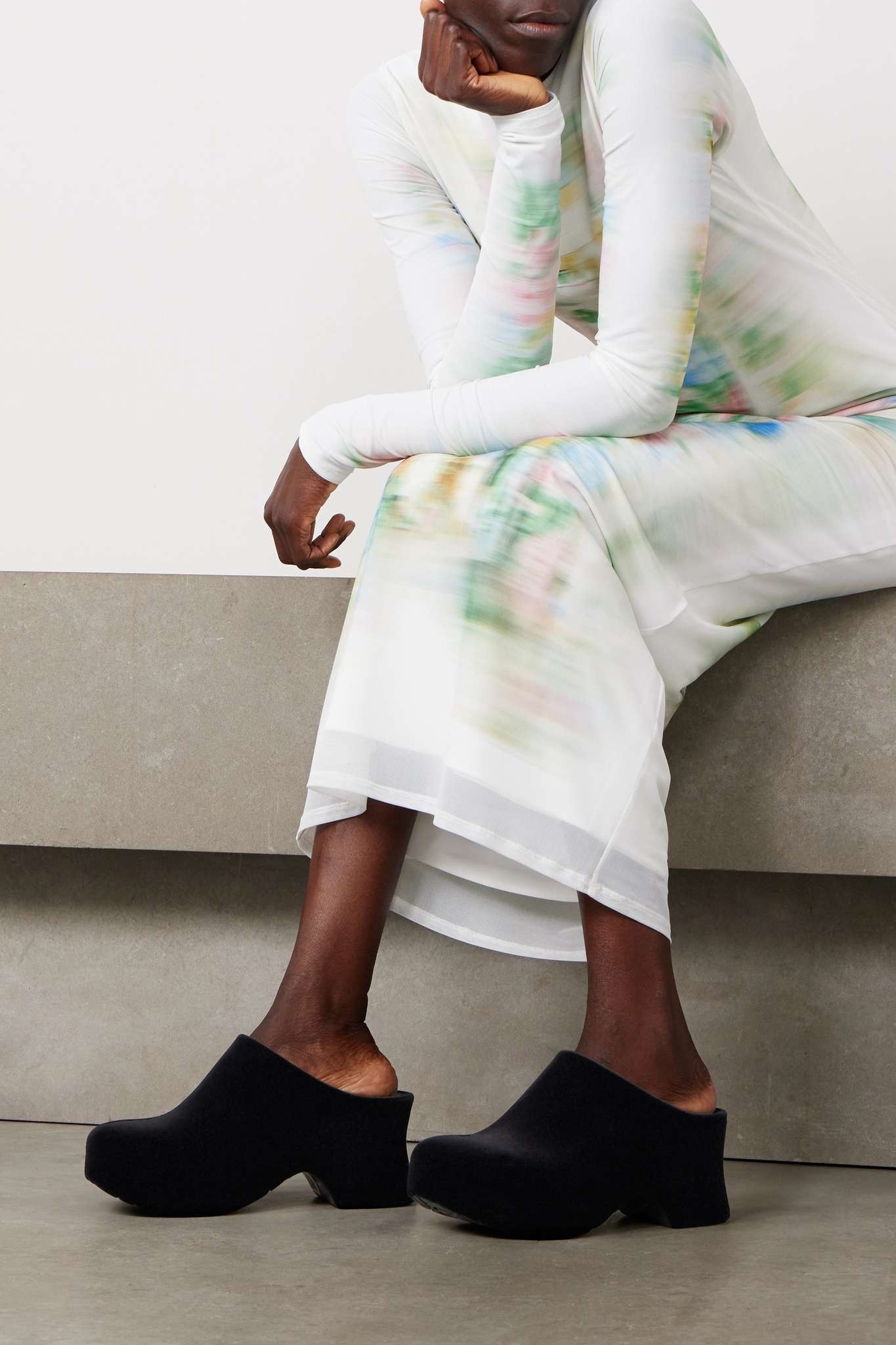 LOEWE｜MULES (Terra Foam clog in flocked rubber (L814V29 Loewe Luxury Terra Foam Clog In Flocked Rubber - Black