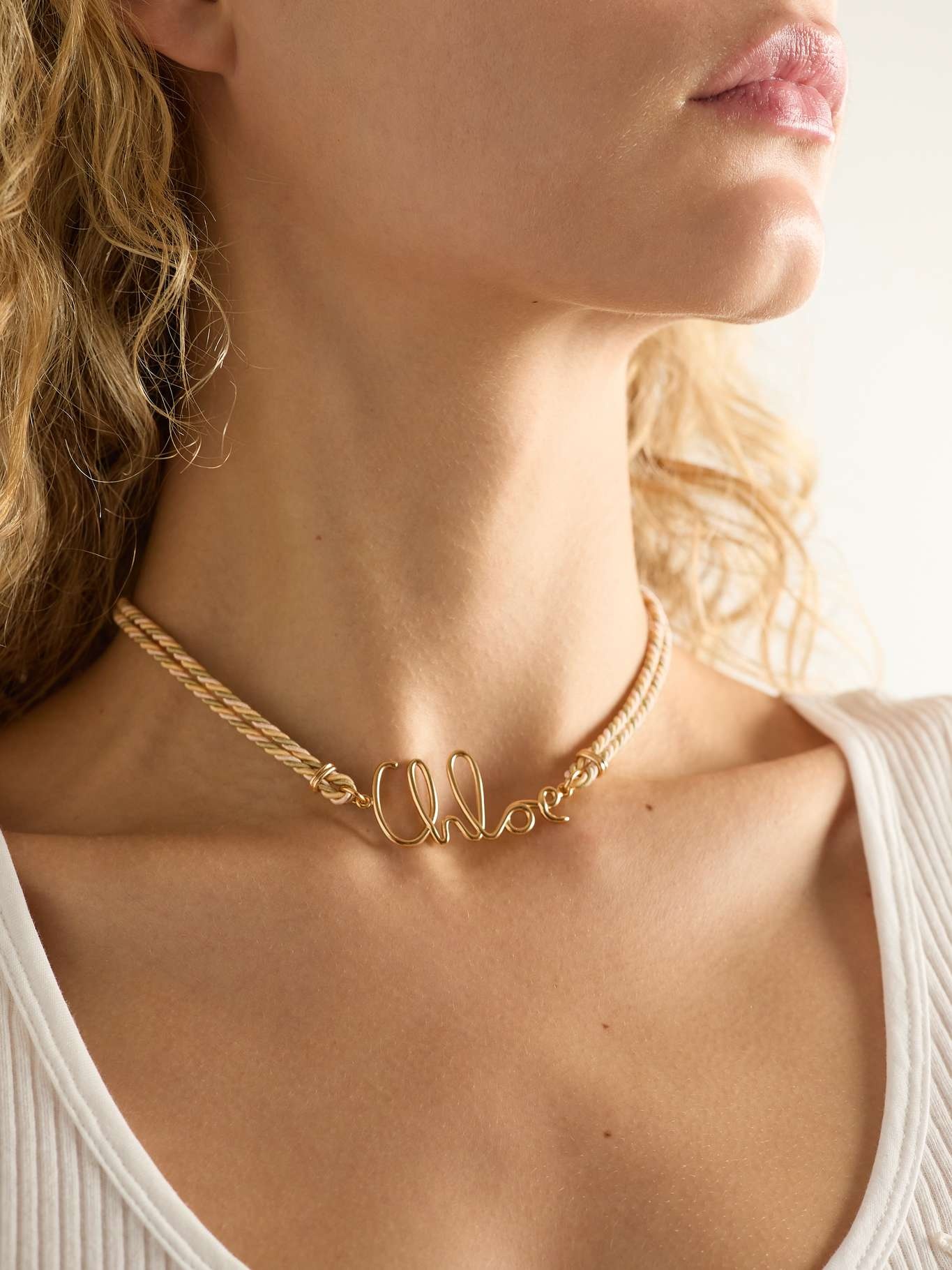 【関税＆送料込み】ChloAC Gold Tone Brass Necklace Chloé Gold-tone and cord necklace Gold | netaporter | REVERSIBLE