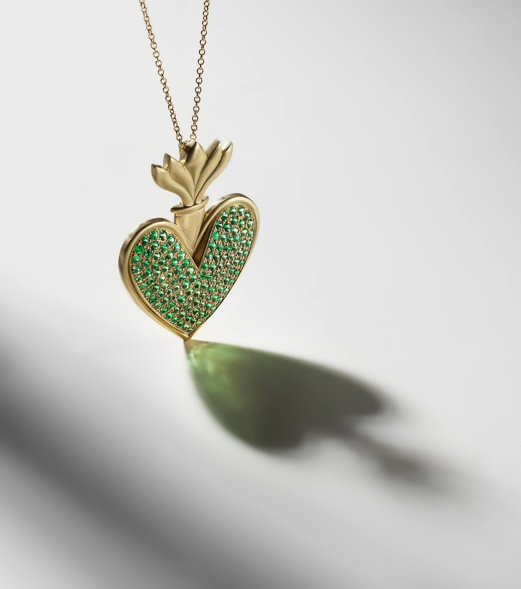 Blowing Heart 18kt gold pendant necklace with Tsavorites - 5