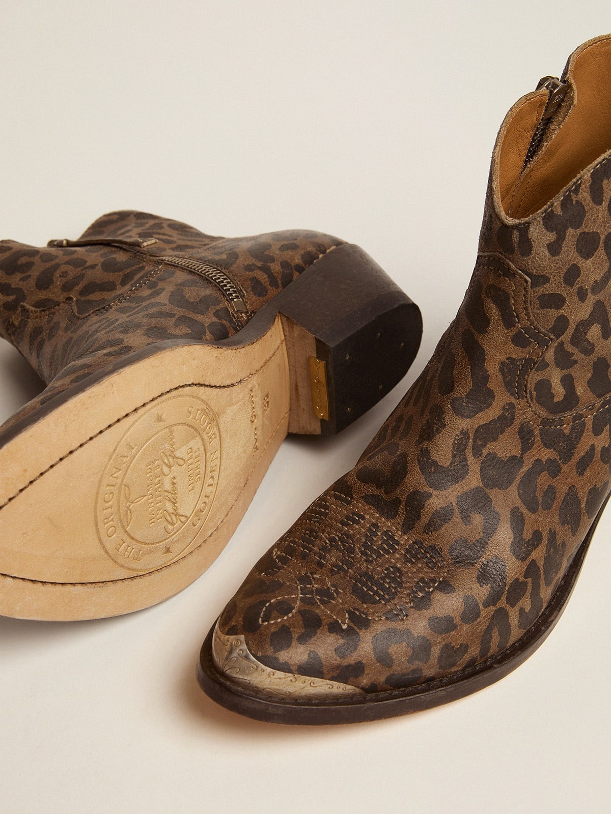 Women's leather ankle boots with leopard print - 3