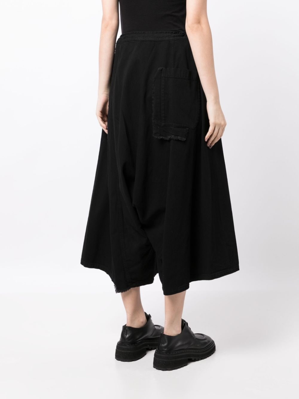 drop-crotch cropped-leg trousers - 4