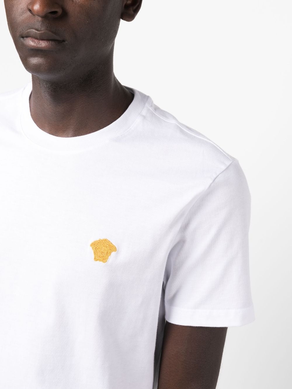 Medusa-embroidered cotton T-shirt - 5
