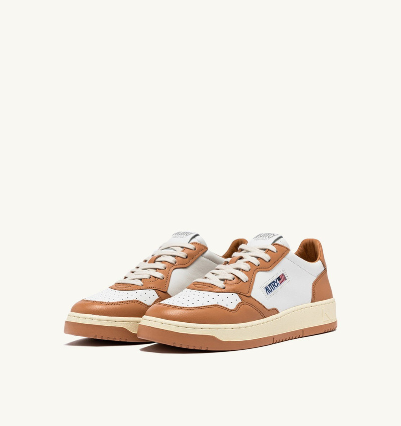 AUTRY MEDALIST LOW BICOLOR SNEAKERS IN WHITE AND SAND STORM LEATHER outlook