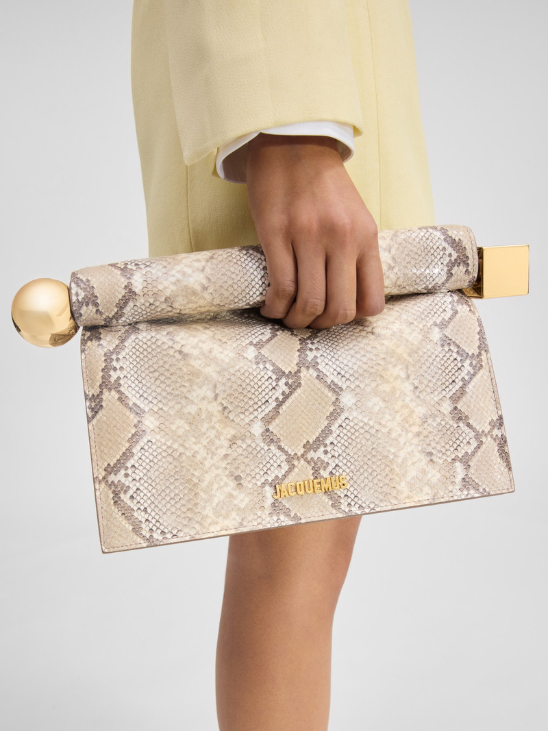 JACQUEMUS The Rond Carré clutch outlook