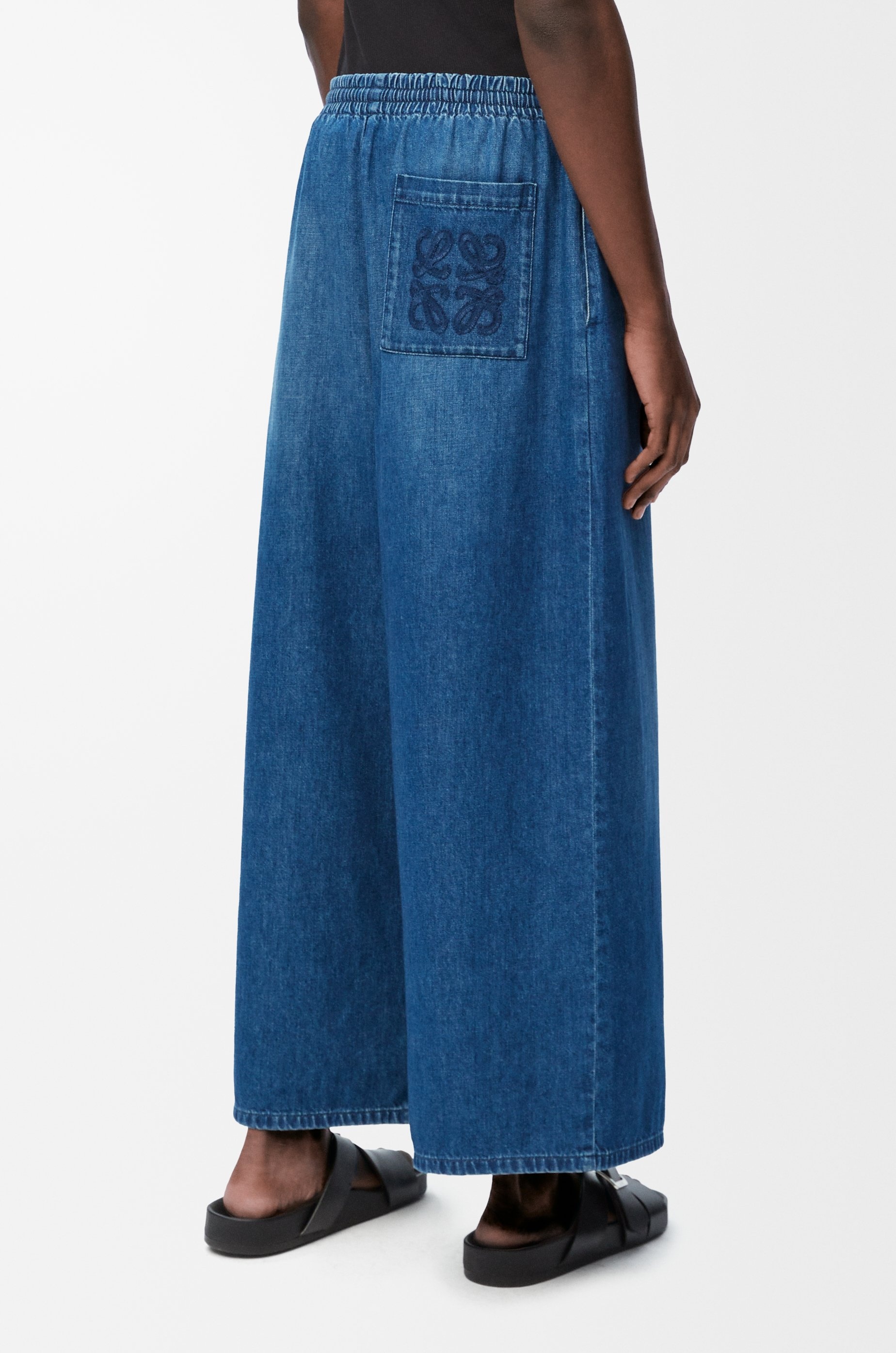Cropped trousers in denim - 4