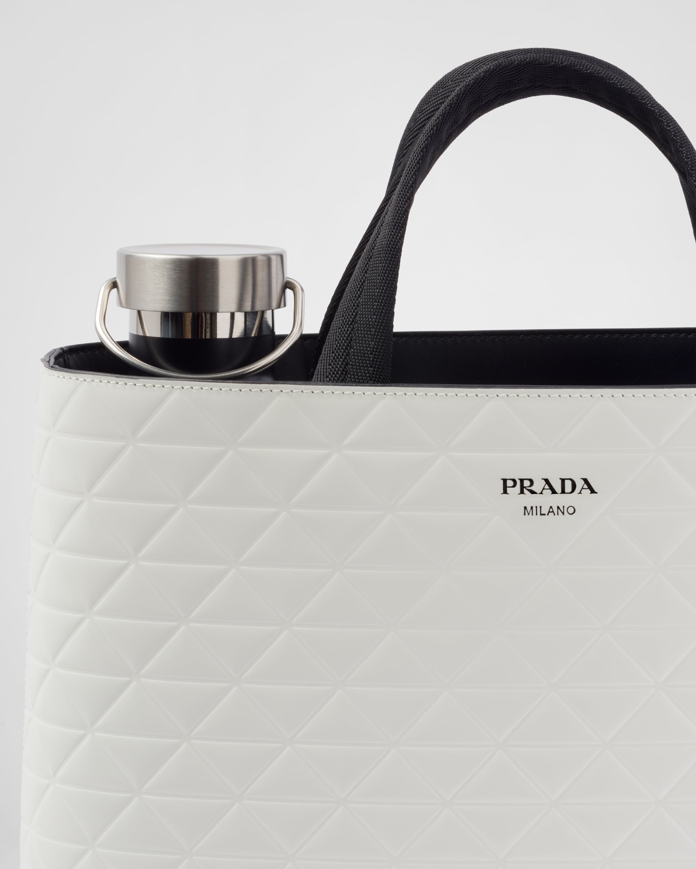 Brushed leather tote bag with water bottle - 6