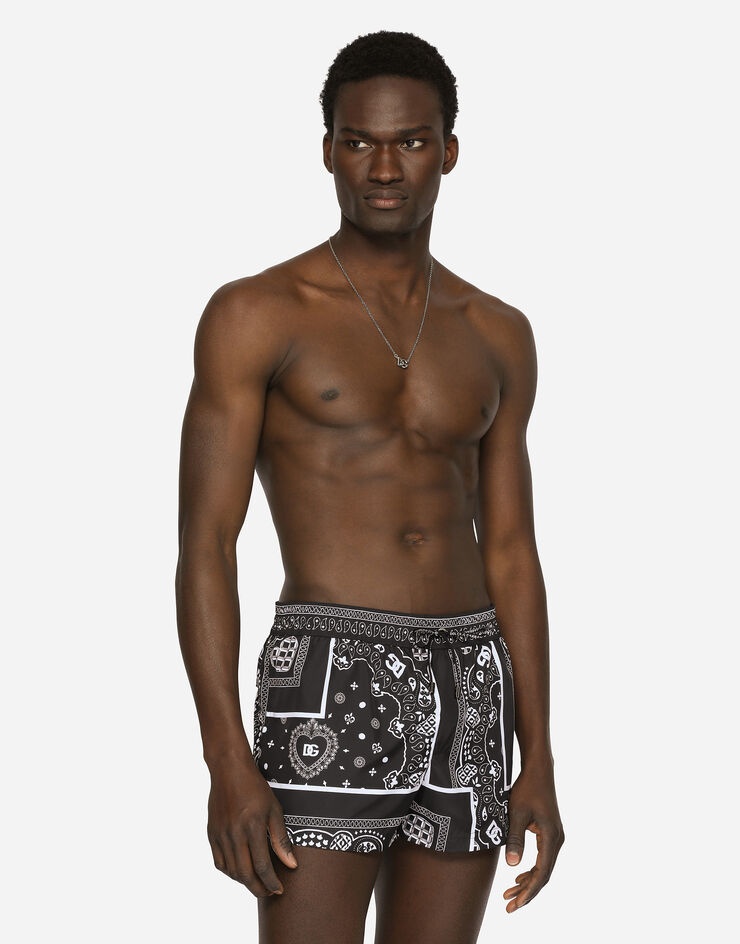 Short swim trunks with bandanna print - 4