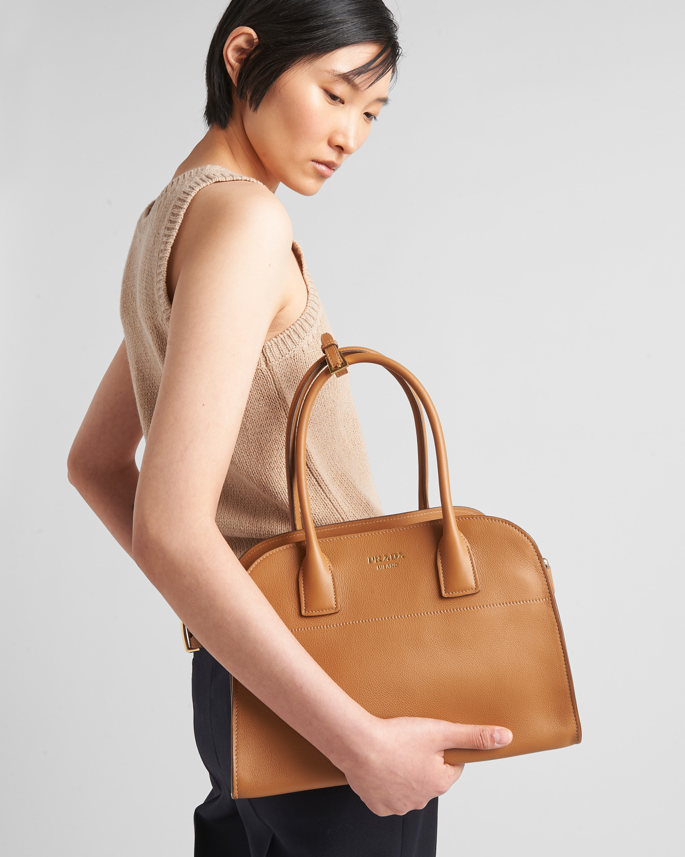 Medium leather tote bag - 8