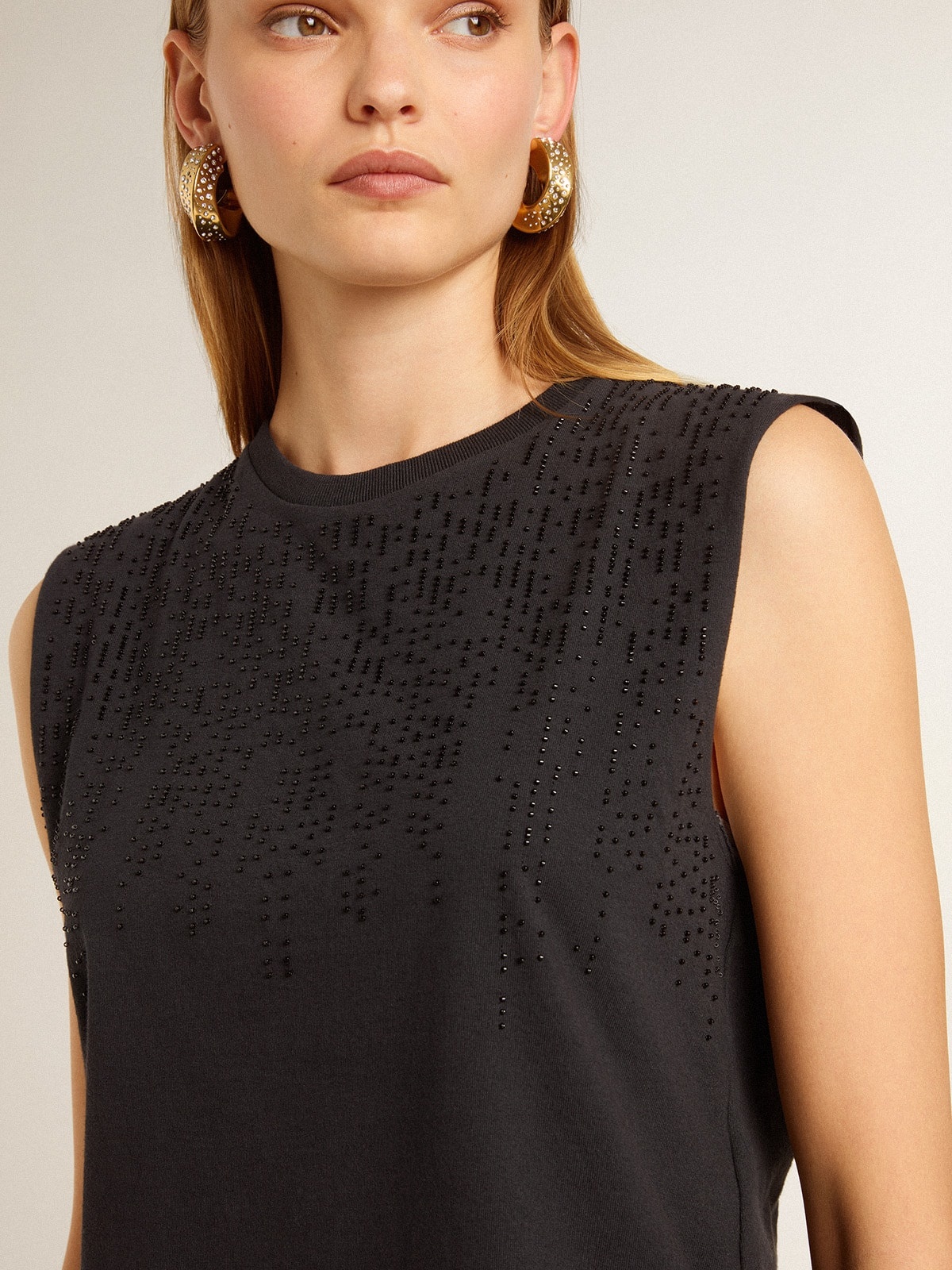 Sleeveless T-shirt in worn-black with tone-on-tone gradient embroidery - 5
