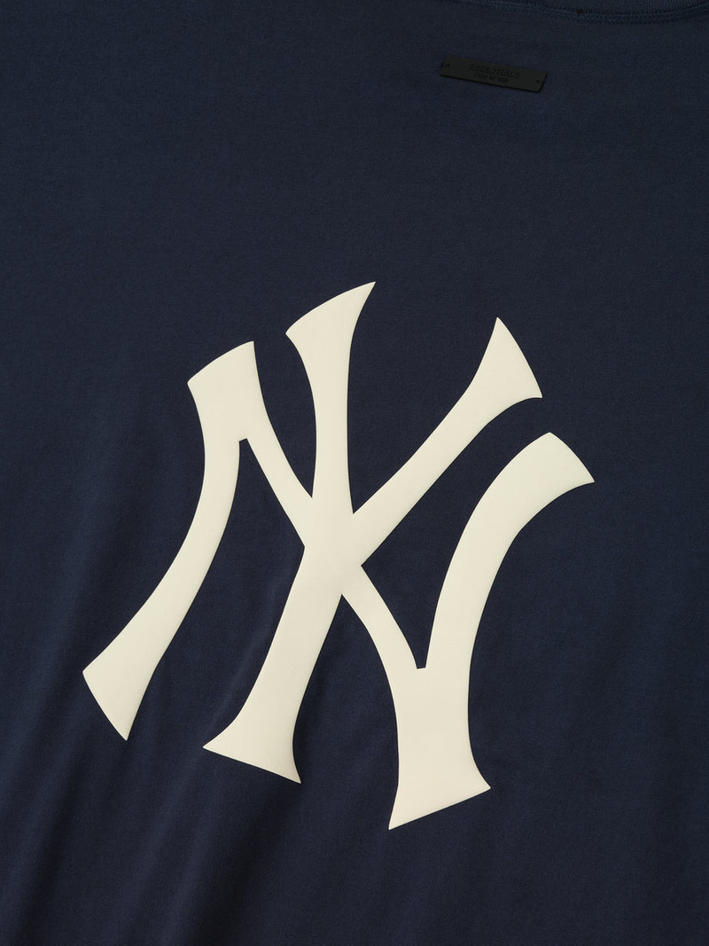 ESSENTIALS Yankees 90s Tee outlook