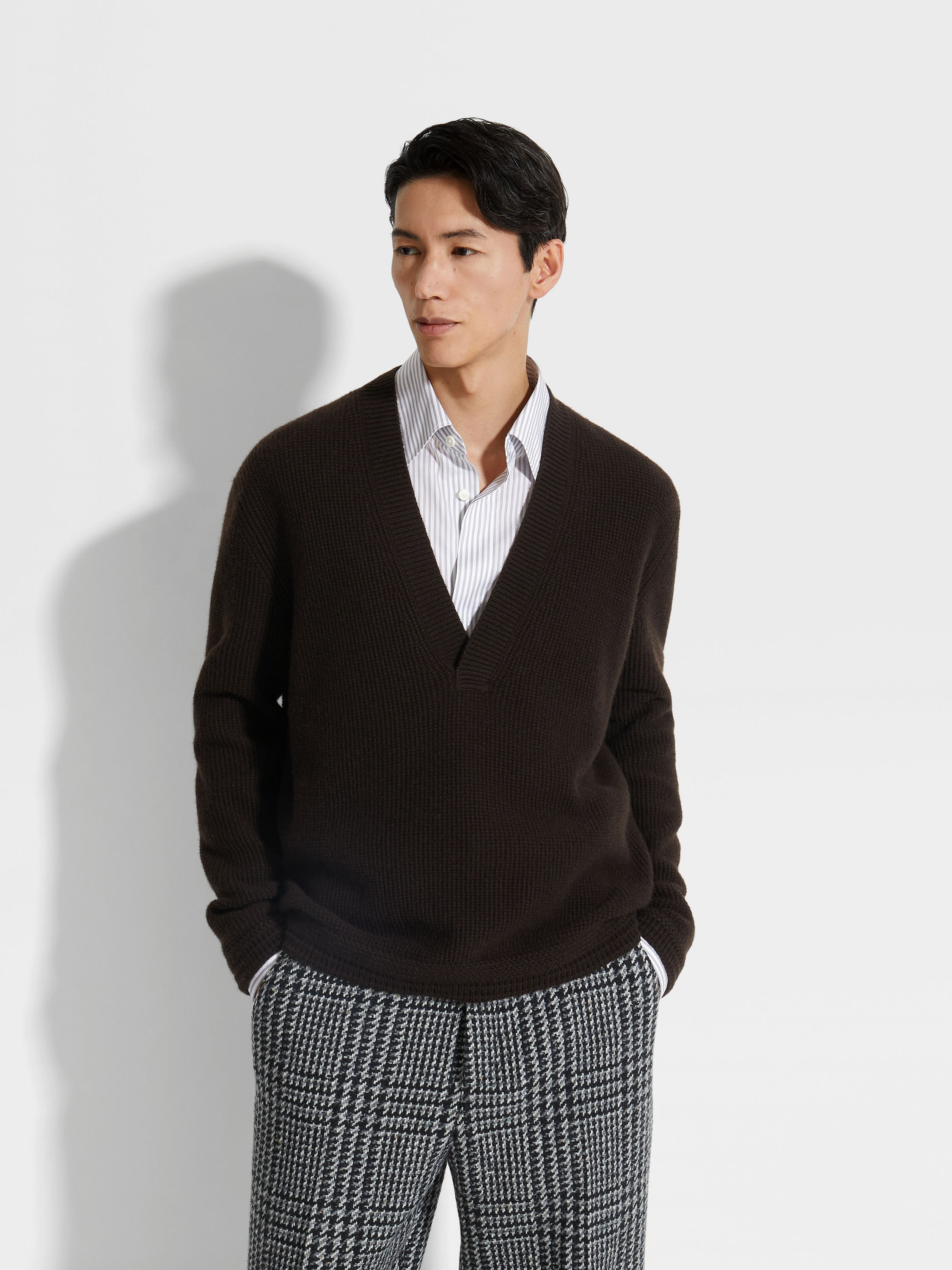 DARK BROWN OASI CASHMERE V-NECK - 3