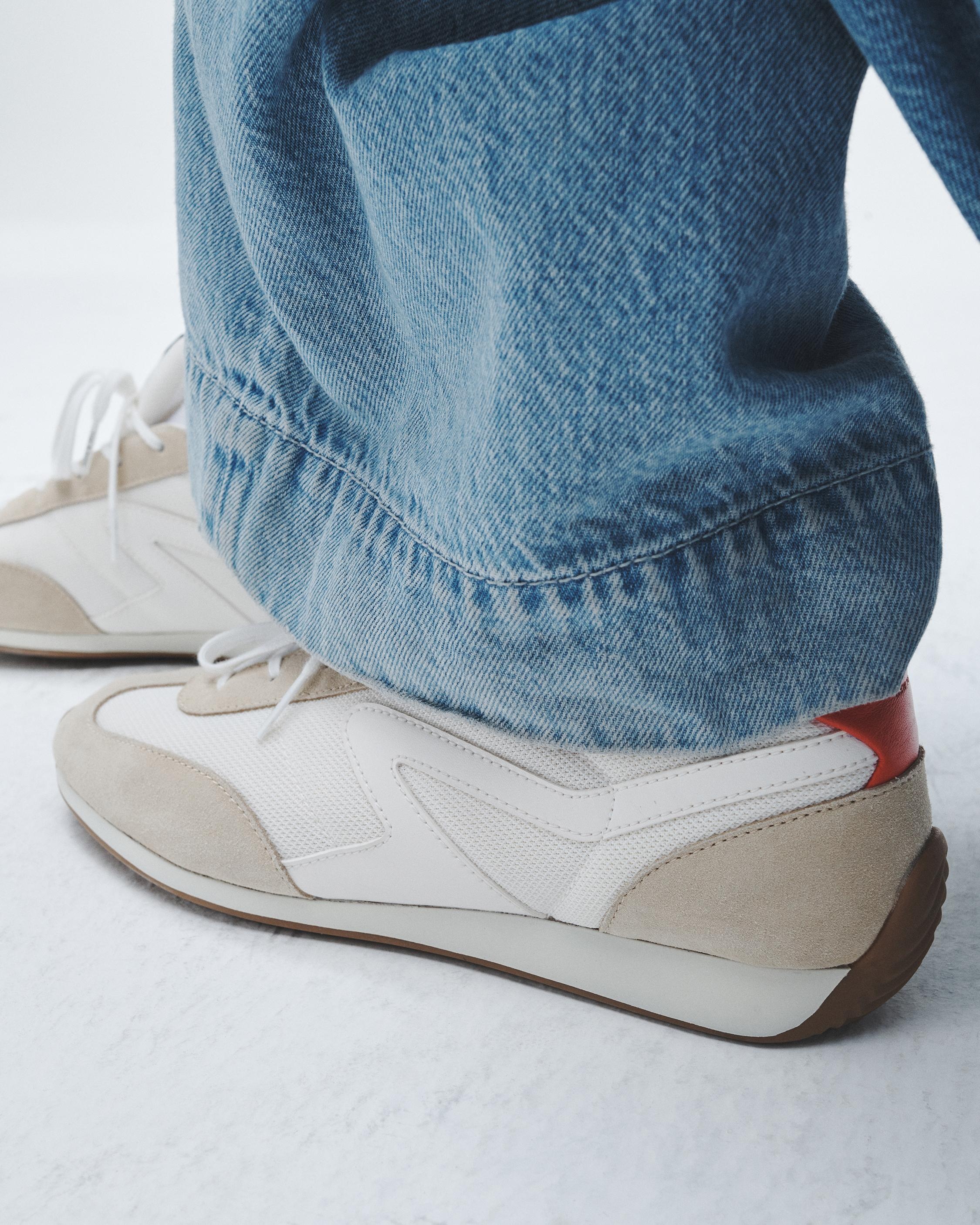 Retro Runner - Suede
Low Top Sneaker - 2