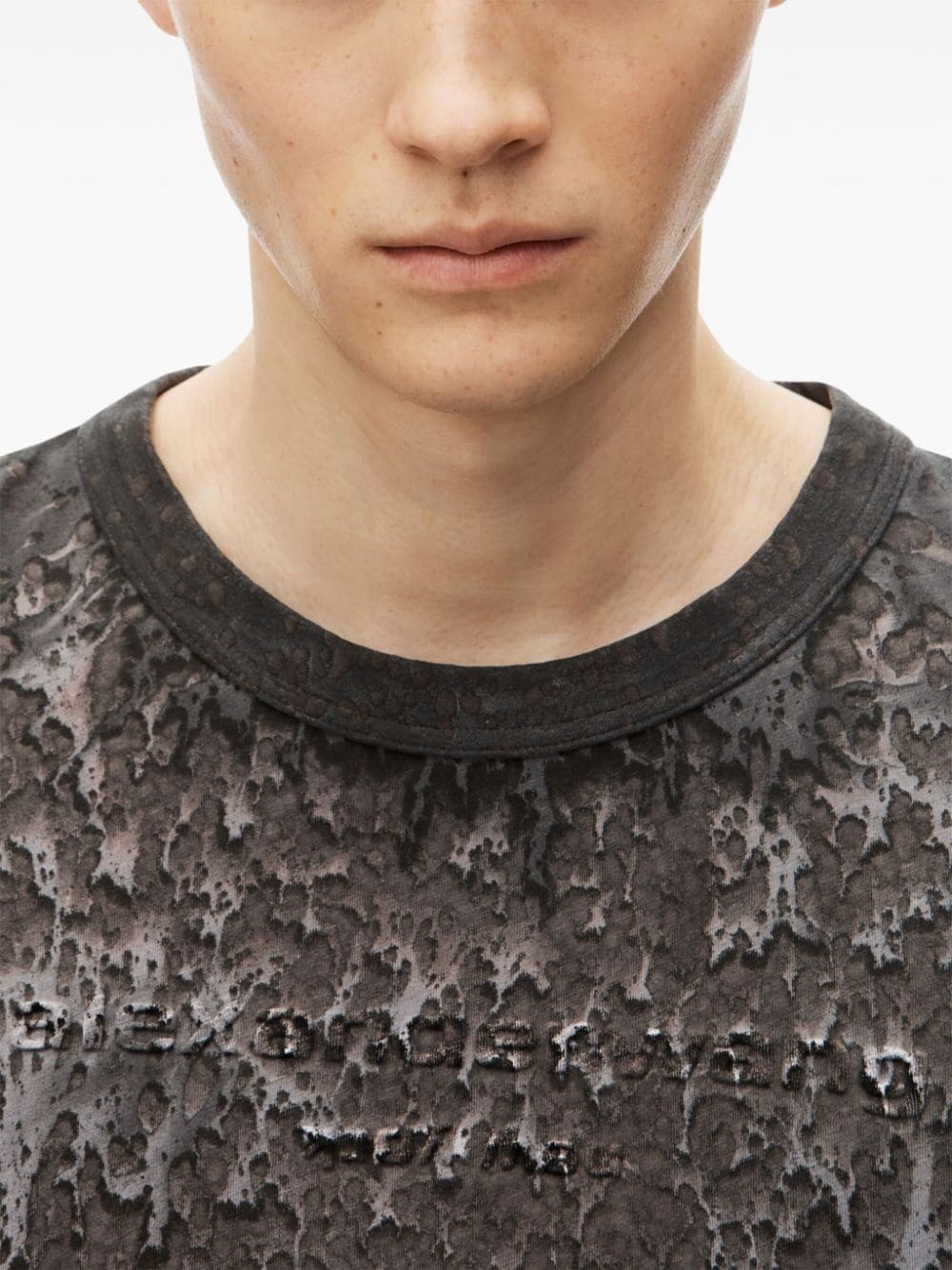 embossed-logo paint-splatter T-shirt - 6