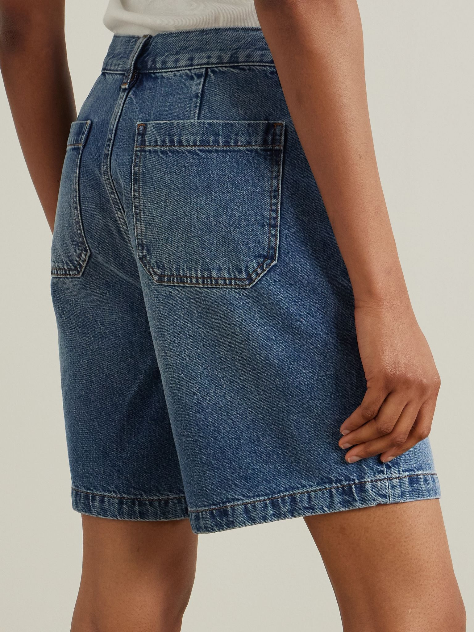 The Utility organic denim shorts Mid denim - 4