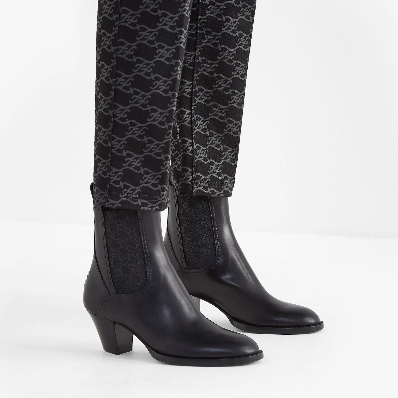 Black leather boots with medium heel - 5